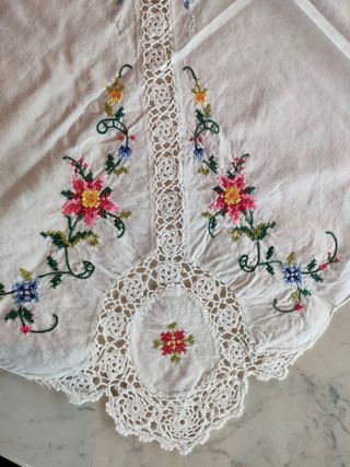 Bellissima tovaglia con fiori colorati ricamati