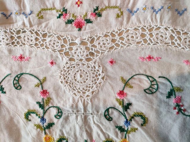 Bellissima tovaglia con fiori colorati ricamati