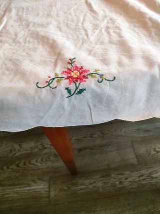 Bellissima tovaglia con fiori colorati ricamati