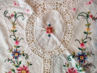 Bellissima tovaglia con fiori colorati ricamati