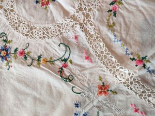 Bellissima tovaglia con fiori colorati ricamati