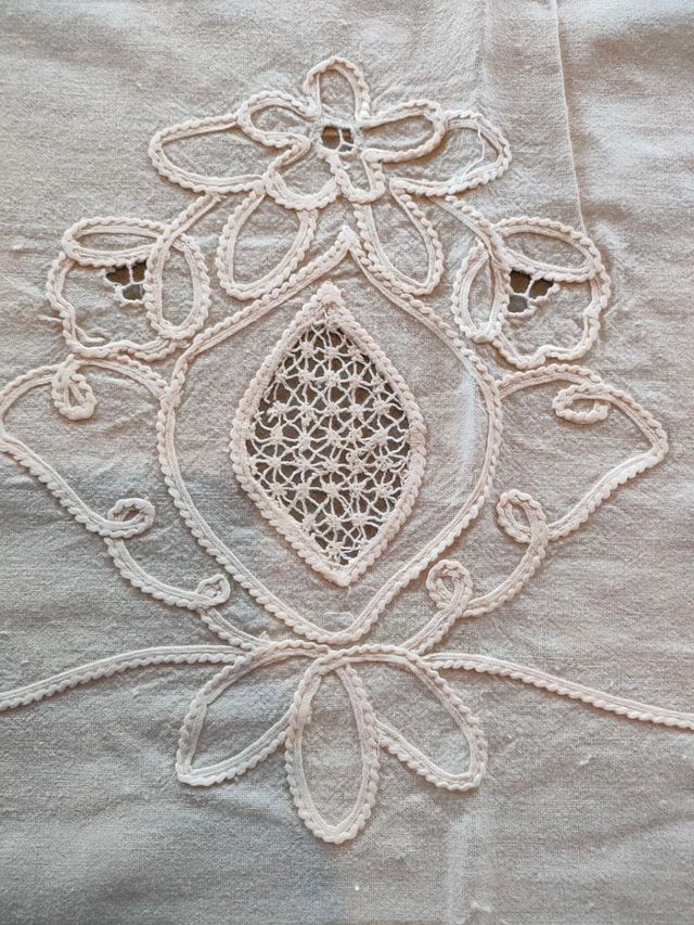 Copriletto vintage ricamato a mano