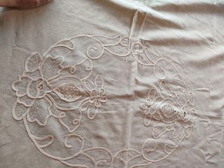 Copriletto vintage ricamato a mano