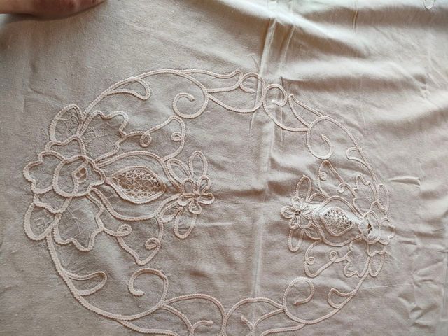 Copriletto vintage ricamato a mano
