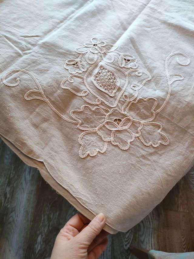 Copriletto vintage ricamato a mano