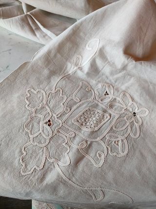 Copriletto vintage ricamato a mano