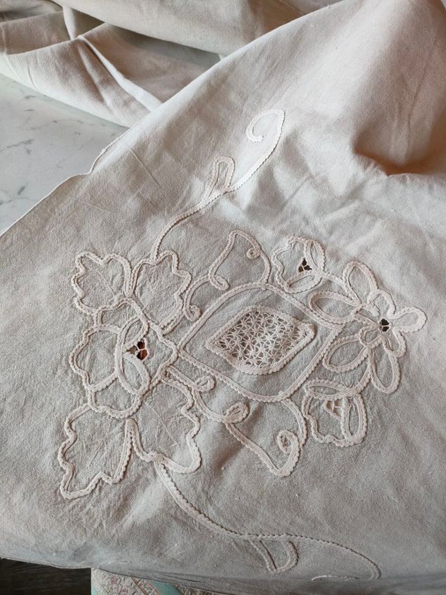 Copriletto vintage ricamato a mano