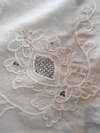 Copriletto vintage ricamato a mano