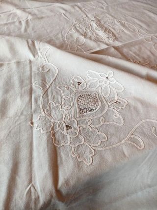 Copriletto vintage ricamato a mano