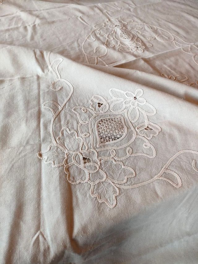 Copriletto vintage ricamato a mano