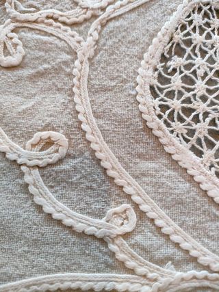 Copriletto vintage ricamato a mano