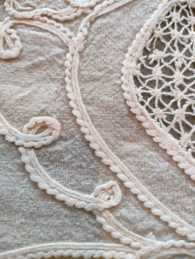 Copriletto vintage ricamato a mano