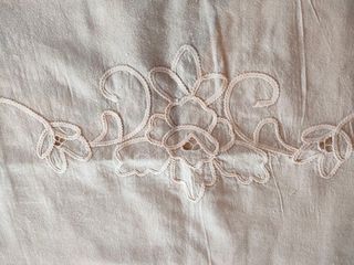 Copriletto vintage ricamato a mano