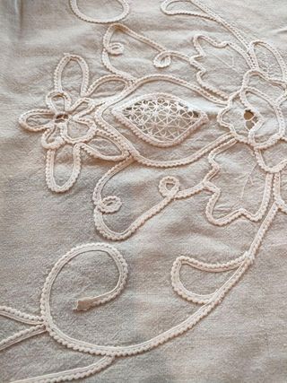 Copriletto vintage ricamato a mano