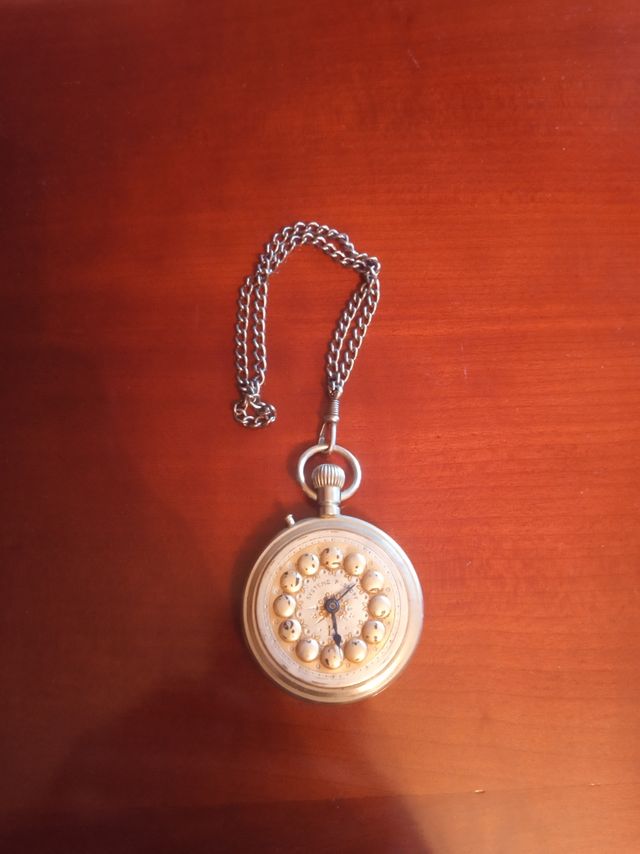 Reloj de plata muy antiguo