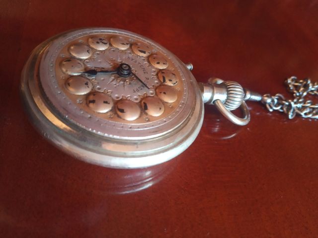 Reloj de plata muy antiguo