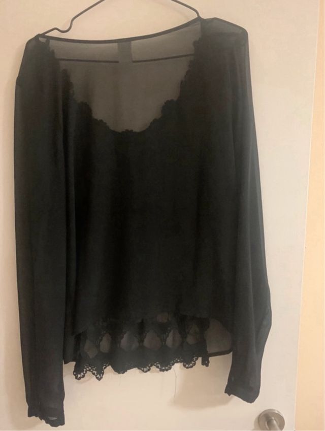 Blusa transparente negra con bordado frontal