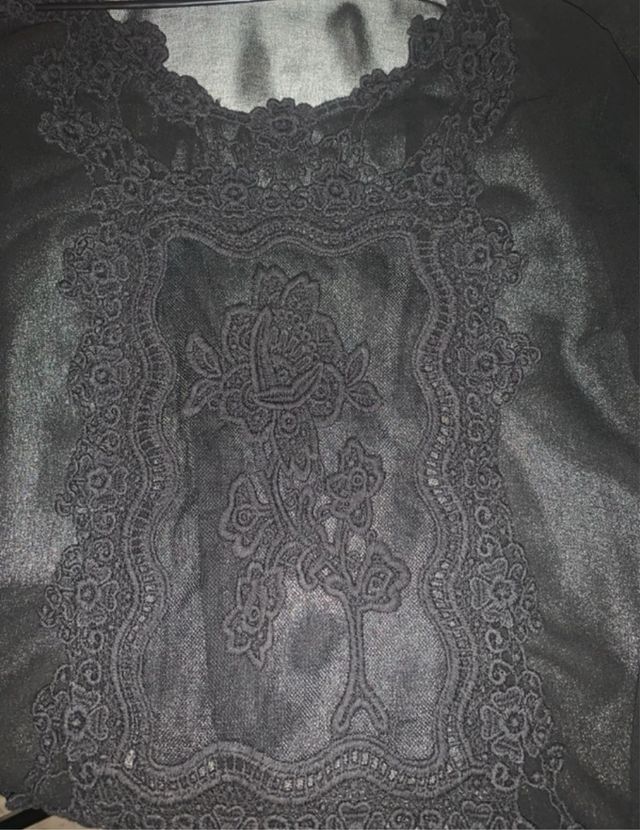 Blusa transparente negra con bordado frontal
