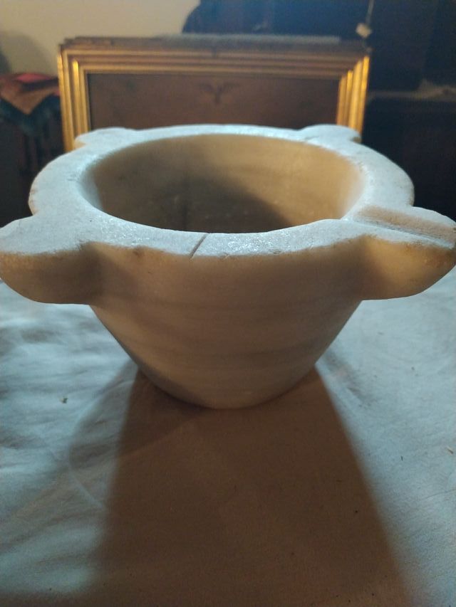 Mortero grande de mármol antiguo