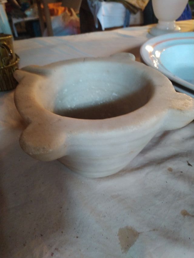 Mortero grande de mármol antiguo