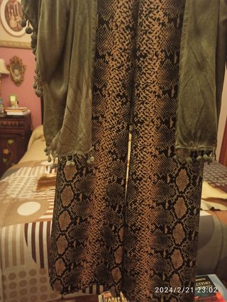 Conjunto dos piezas muy juvenil.