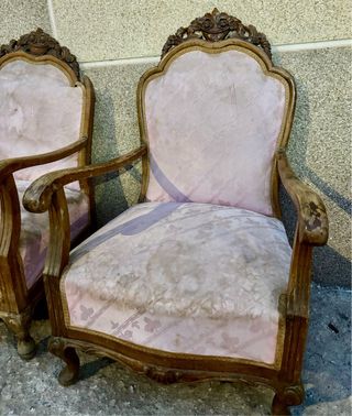 Sillones antiguos de madera tallada y silla.