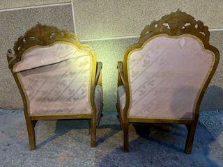 Sillones antiguos de madera tallada y silla.