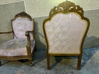 Sillones antiguos de madera tallada y silla.