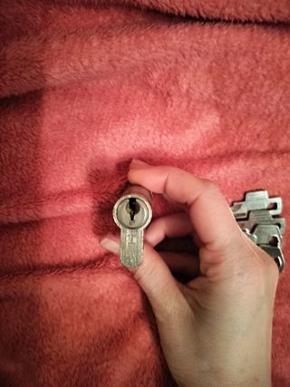 Cerradura puerta y 4 llaves.