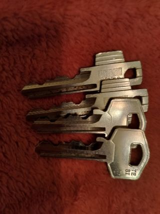 Cerradura puerta y 4 llaves.