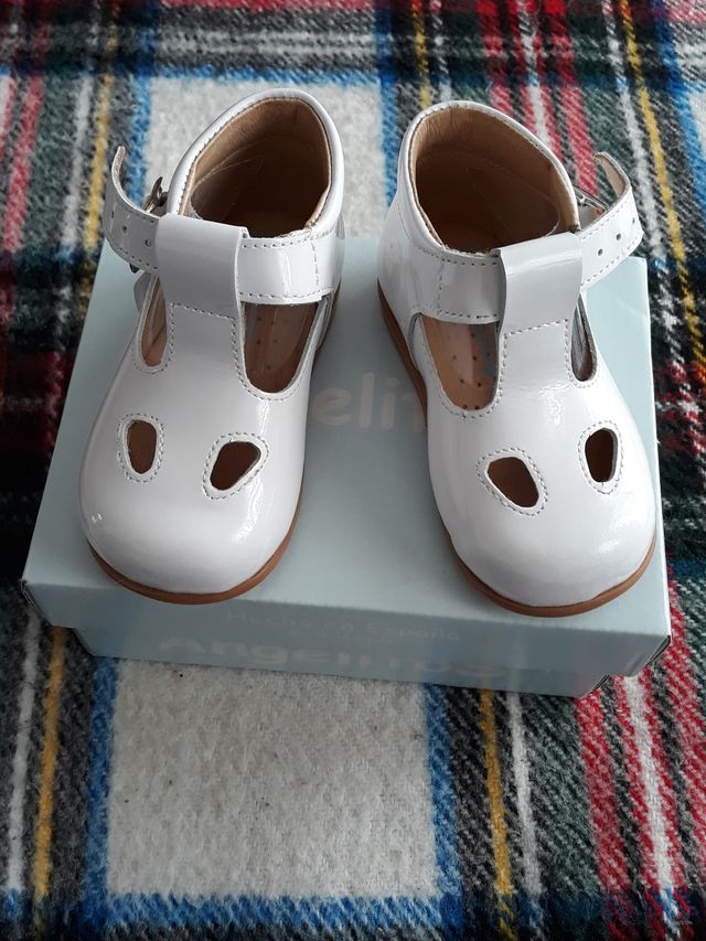 Zapatos Angelitos charol blanco pelitos