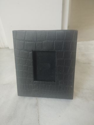 Marco pequeño en piel de Zara