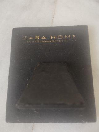 Marco pequeño en piel de Zara