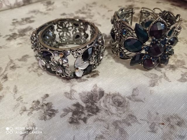 2 bracciali con pietre