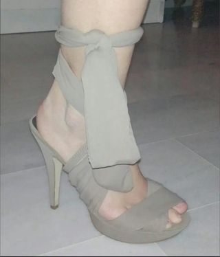 Tacones con lazada de tela