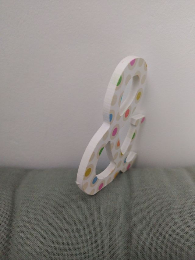 dos figuras símbolo & en madera