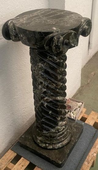 Columna de mármol veteado