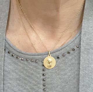 MEDALLA VIRGEN NIÑA EN ORO DE 18K