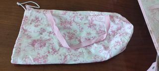 Cuna de viaje rosa para muñecas + bolsa rosa 