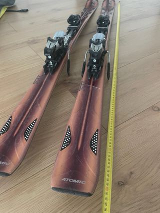 Skis Atomic con fijaciones. talla 168 cm.