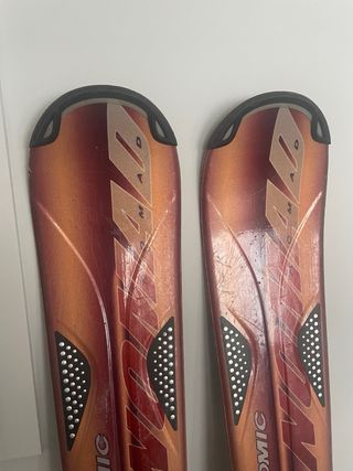 Skis Atomic con fijaciones. talla 168 cm.
