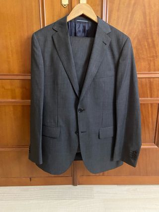 Traje gris oscuro de El Corte Inglés