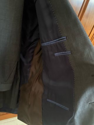 Traje gris oscuro de El Corte Inglés