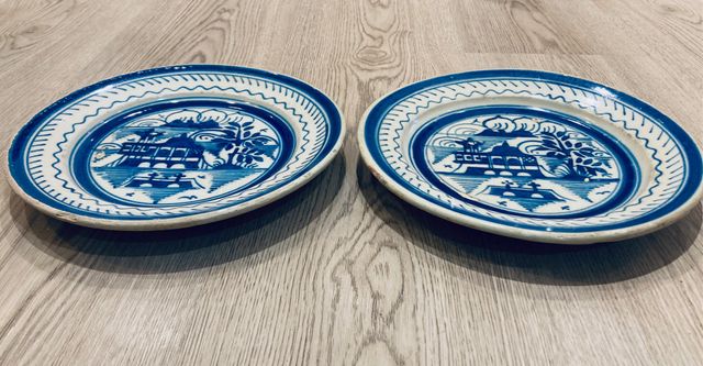 Pareja de Platos en Fayenza Portuguesa. Siglo XIX