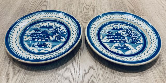 Pareja de Platos en Fayenza Portuguesa. Siglo XIX