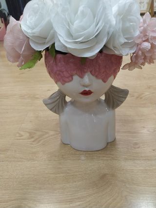 Vaso in ceramica con fiori di seta