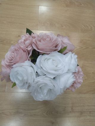 Vaso in ceramica con fiori di seta