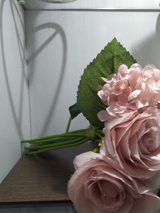 Vaso in ceramica con fiori di seta