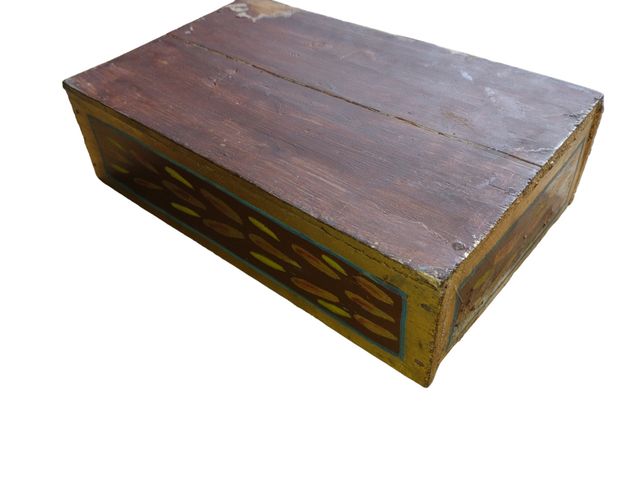 Caja de madera armenia antigua
