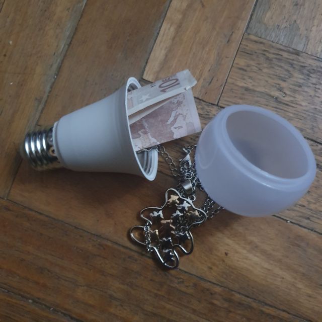 monedero con forma de bombilla